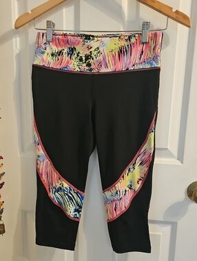 MATERIAL GIRL CAPRI LEGGINGS